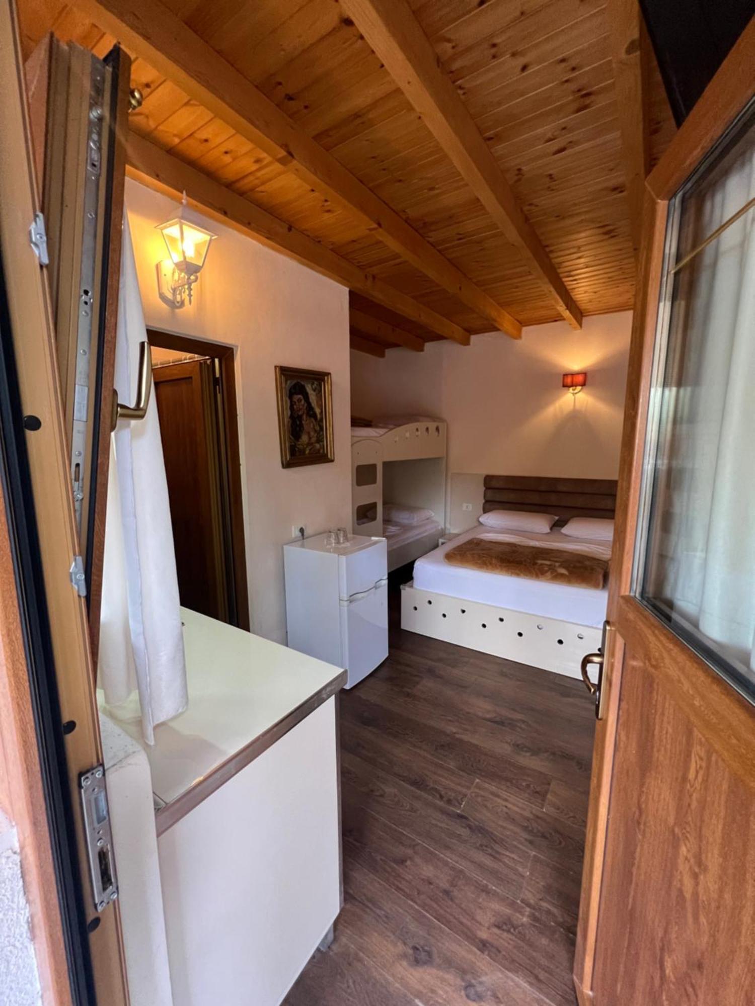 Vila Pepaj Razem Luaran gambar